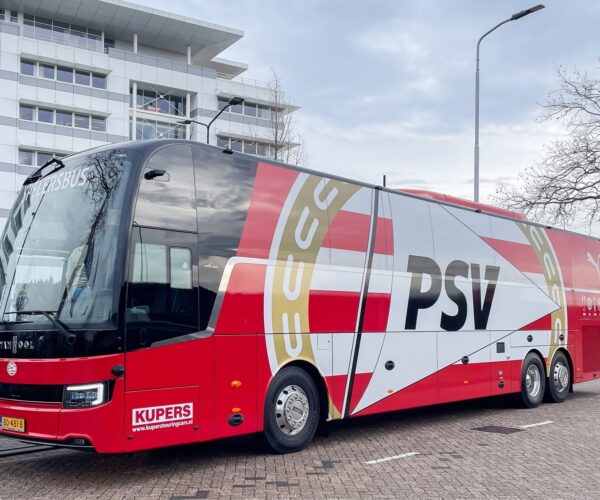 Vadonatúj Van Hool csapatbuszt kapott a PSV Eindhoven labdarúgó együttese