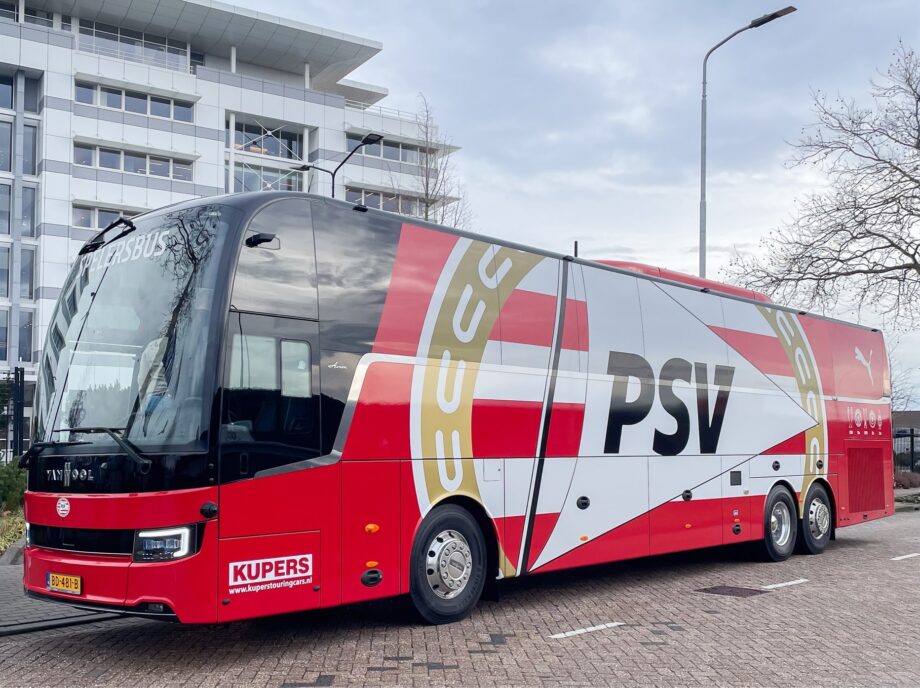 Vadonatúj Van Hool csapatbuszt kapott a PSV Eindhoven labdarúgó együttese