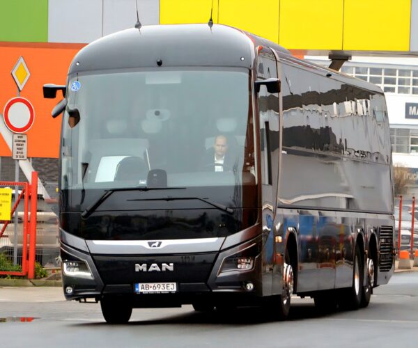 Integrált kerekesszék-emelővel felszerelt MAN Lion’s Coach L állt forgalomba Szlovákiában