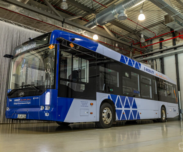 Bemutatták a németországi Idar-Oberstein vadonatúj, húszdarabos BYD eBus B12.b flottáját