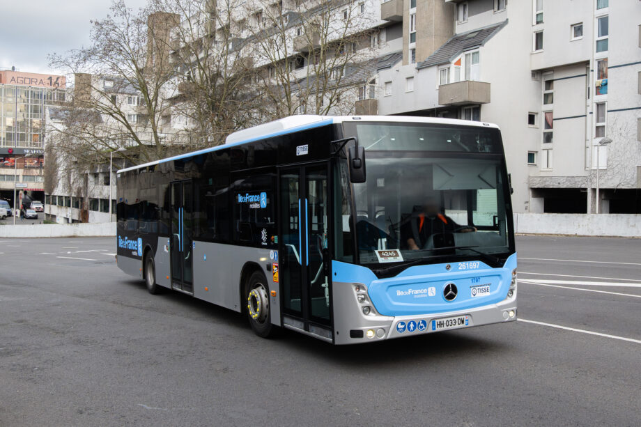 Kétajtós Mercedes-Benz Conectókkal is bővül Párizs elővárosában a TISSE járműparkja