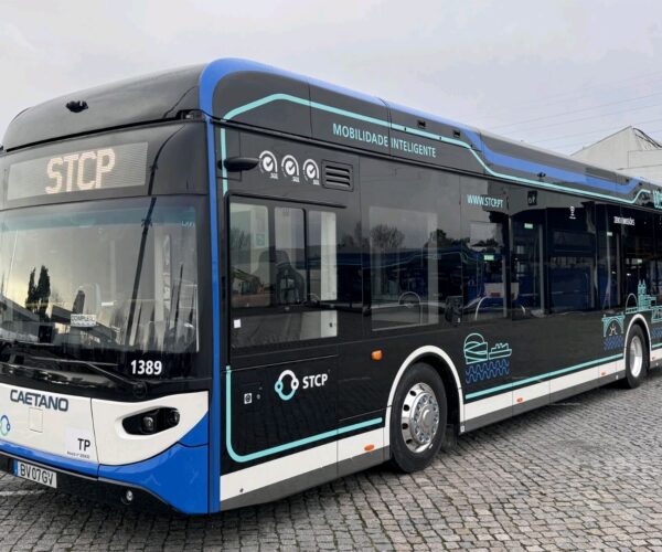 Portóban álltak forgalomba az első, Kínában gyártott CaetanoBus e.City Gold villanybuszok