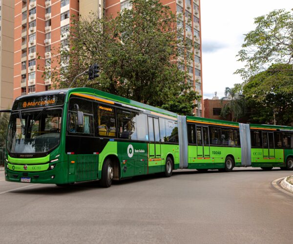 Megérkeztek a Volvo Buses első elektromos duplacsuklós autóbuszai Goiâniaba