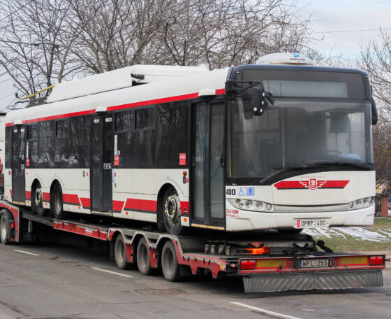 Megérkeztek Szegedre a Pardubicéből vásárolt háromtengelyes Škoda 28 Tr trolibuszok