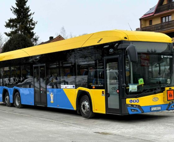 Háromtengelyes elektromos iskolabusz állt a kisdiákok szolgálatába a dél-lengyelországi Pałecznicában