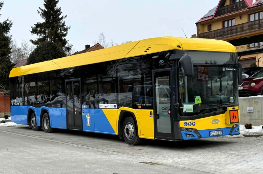 Háromtengelyes elektromos iskolabusz állt a kisdiákok szolgálatába a dél-lengyelországi Pałecznicában