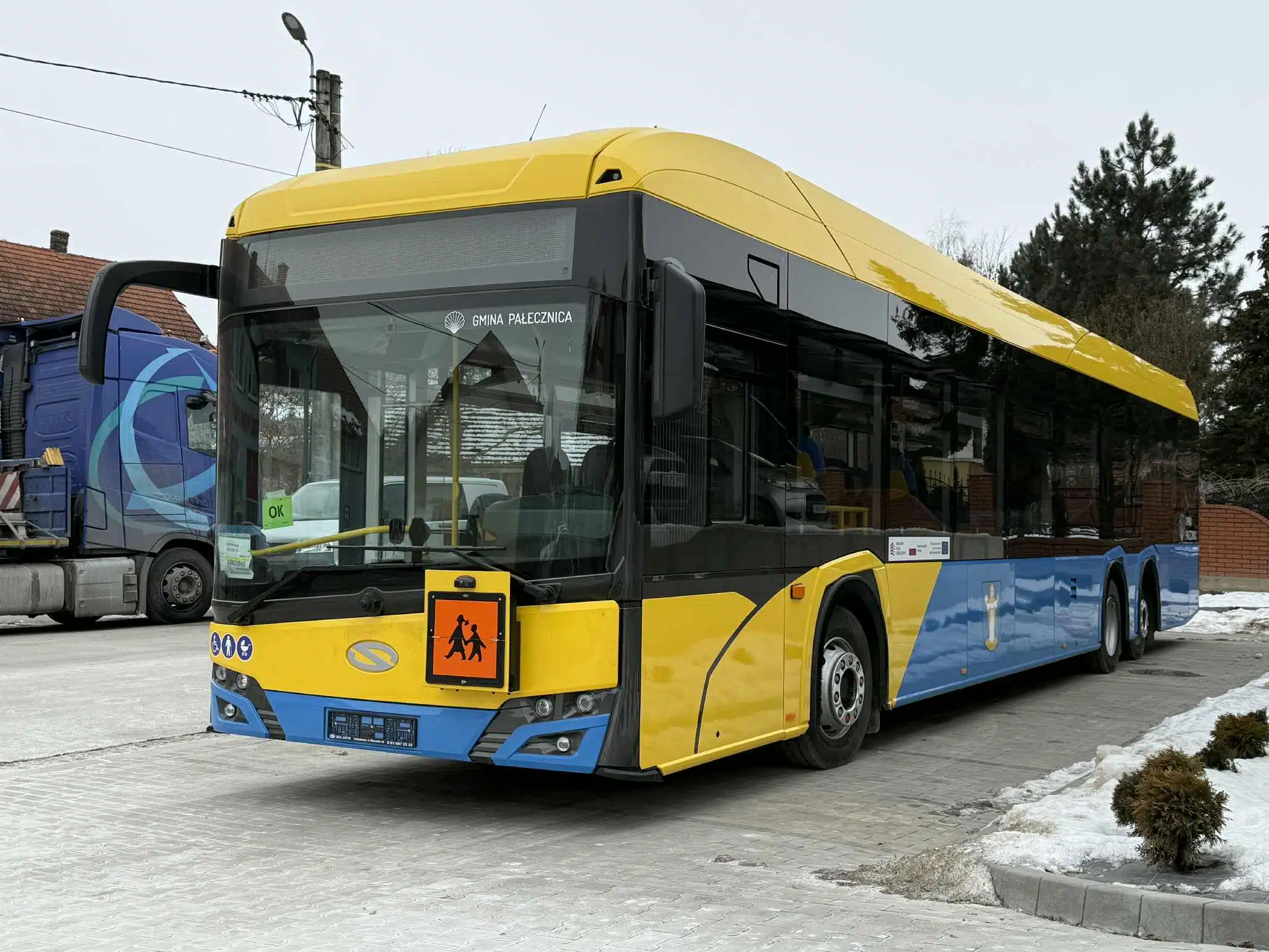 Háromtengelyes elektromos iskolabusz állt a kisdiákok szolgálatába a dél-lengyelországi Pałecznicában 6 autobus solaris urbino1 le electric palecznica 4.jpeg