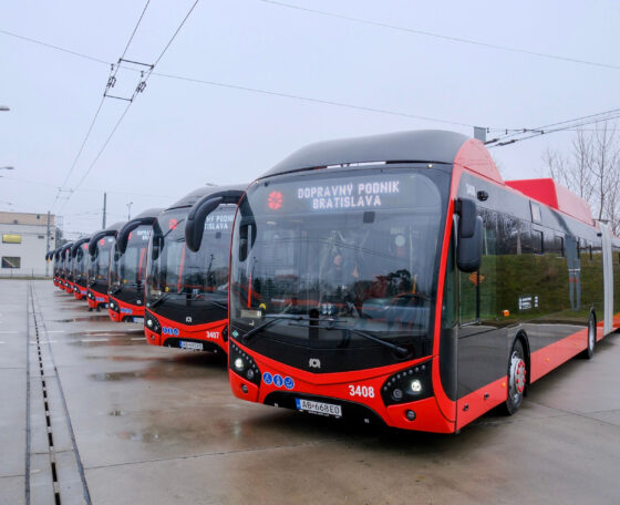 Bemutatták Pozsony első nyolc vadonatúj gázüzemű SOR NSG 18 csuklós autóbuszát