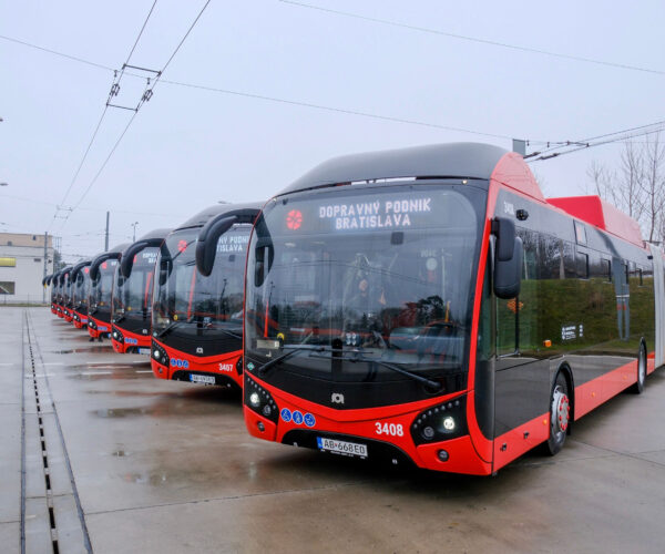 Bemutatták Pozsony első nyolc vadonatúj gázüzemű SOR NSG 18 csuklós autóbuszát