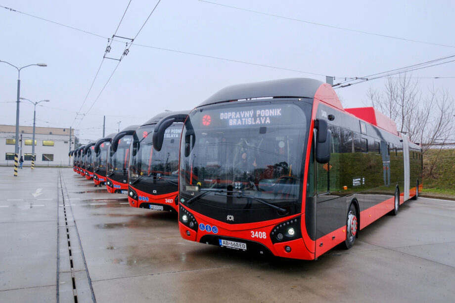 Bemutatták Pozsony első nyolc vadonatúj gázüzemű SOR NSG 18 csuklós autóbuszát