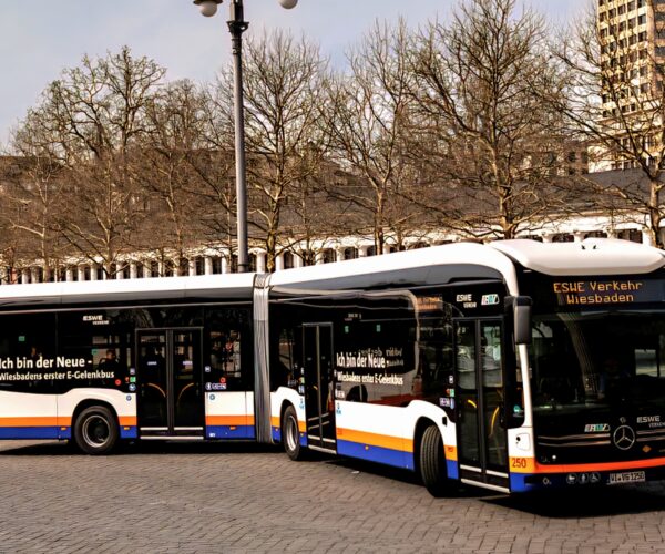 Ötvenezer kilométer után döntött Wiesbaden: megkezdődik a csuklós villanybuszok beszerzése