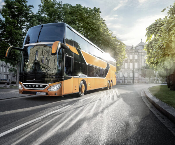 A turistabuszokra vonatkozó városi behajtási korlátozások egységesítését sürgeti az IRU