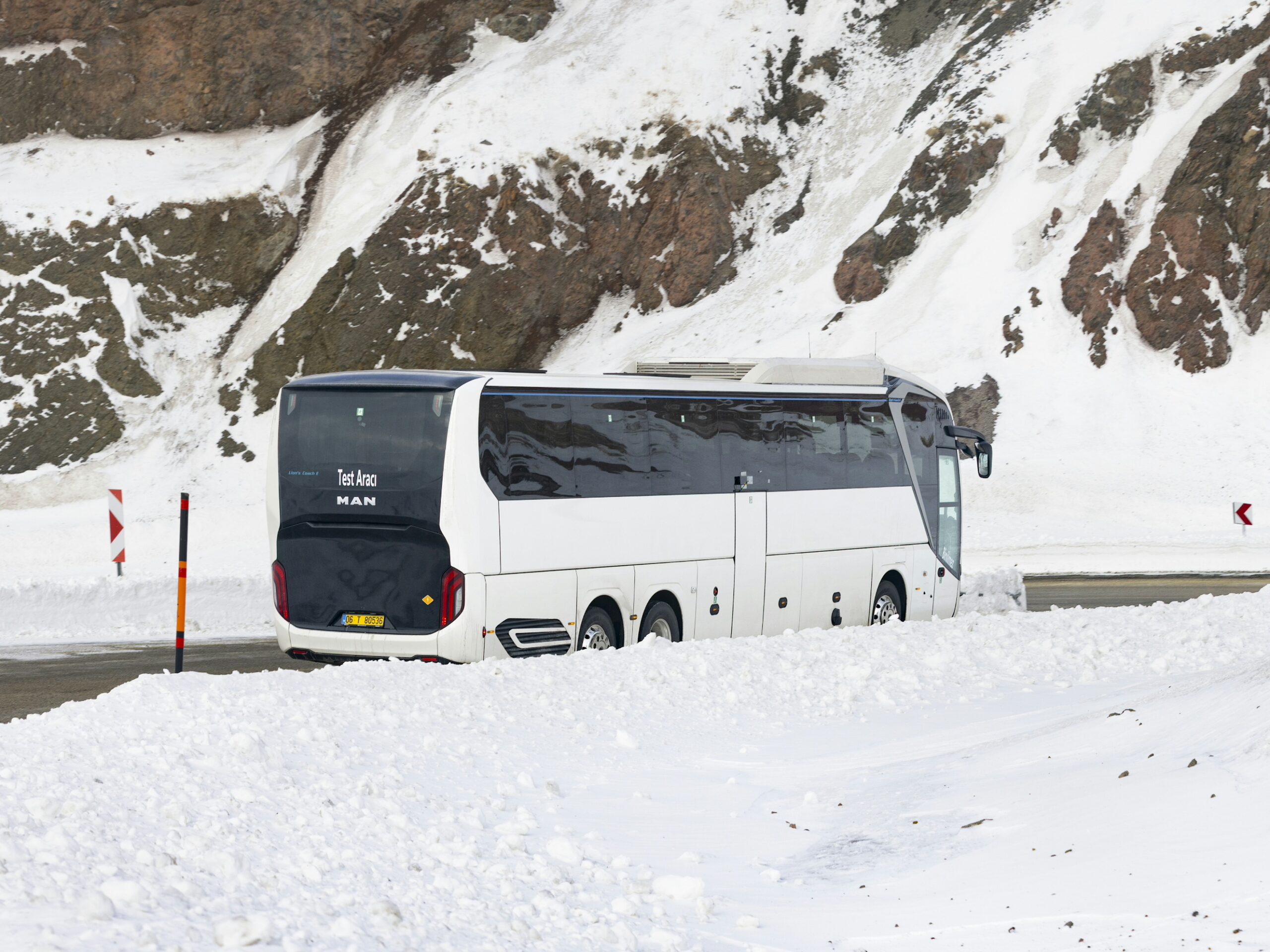 Újabb lépés a sorozatgyártás felé: lezárultak az elektromos MAN Lion’s Coach E téli tesztjei 23 p man ecoach winter test3 scaled