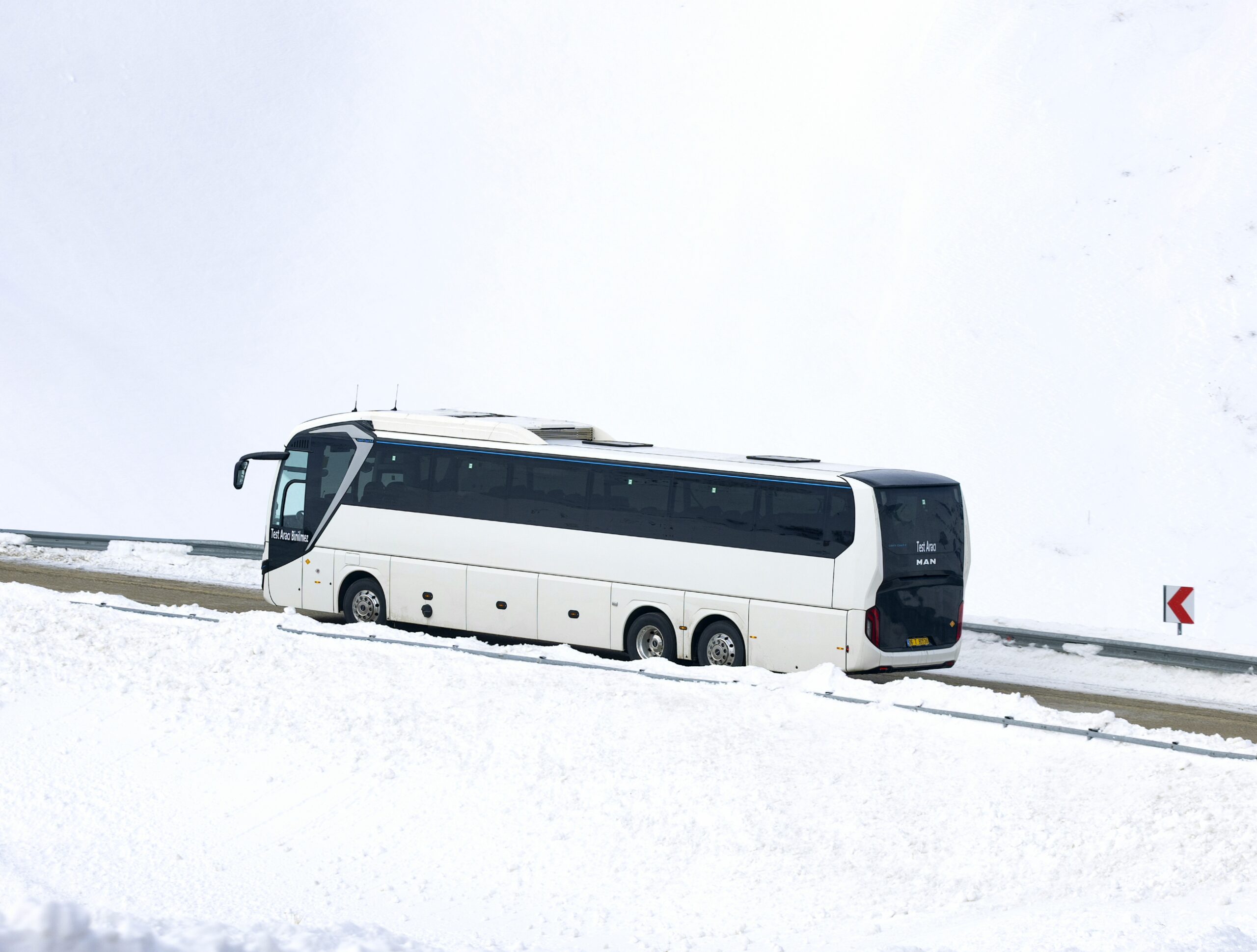 Újabb lépés a sorozatgyártás felé: lezárultak az elektromos MAN Lion’s Coach E téli tesztjei 19 p man ecoach winter test4 scaled