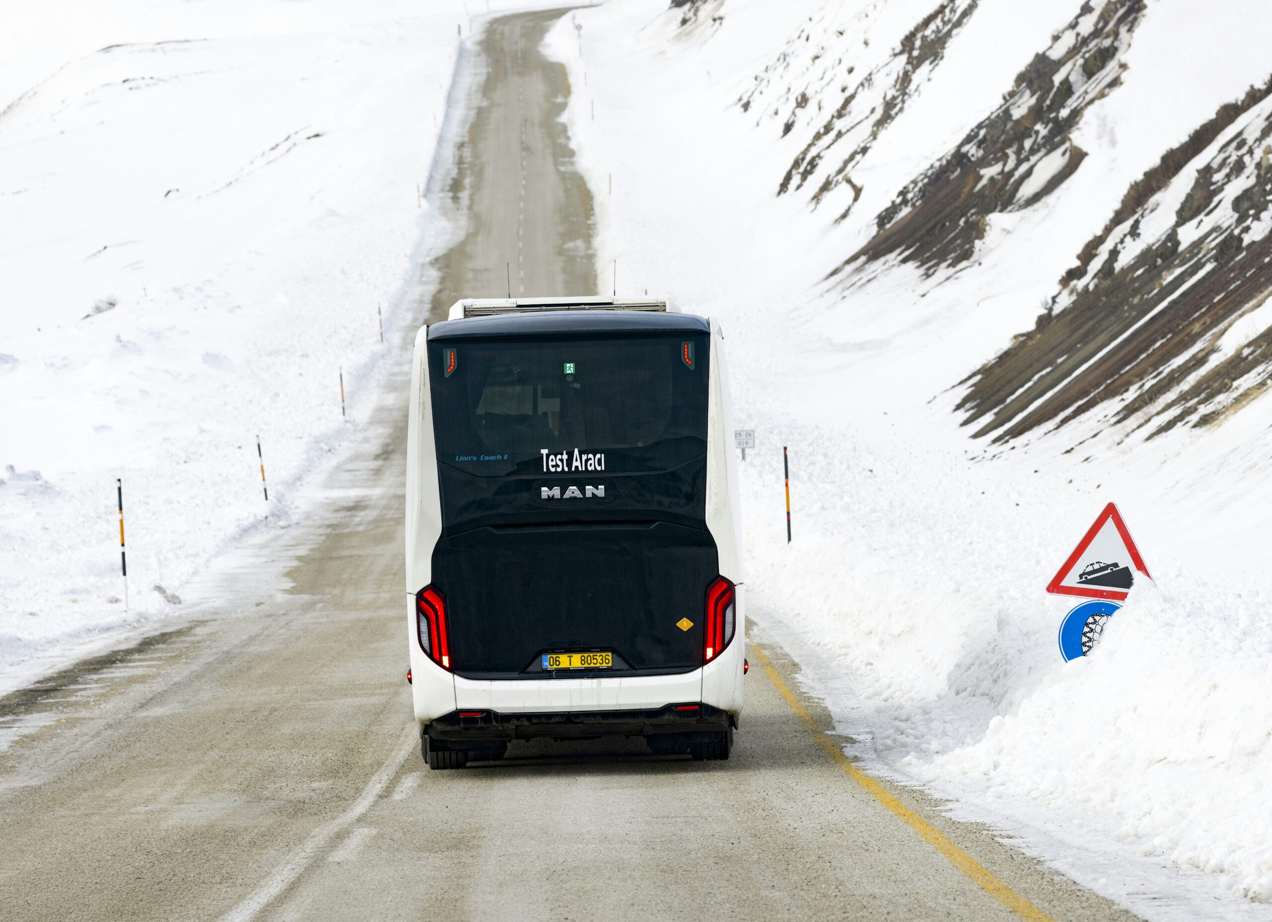 Újabb lépés a sorozatgyártás felé: lezárultak az elektromos MAN Lion’s Coach E téli tesztjei 22 p man ecoach winter test5 scaled