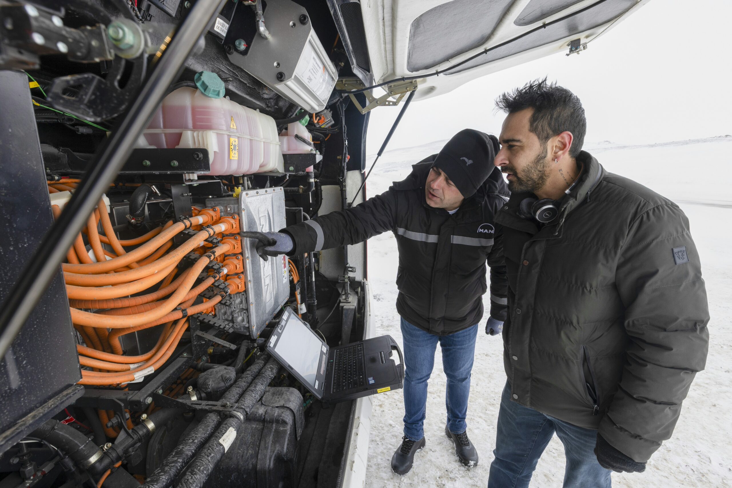 Újabb lépés a sorozatgyártás felé: lezárultak az elektromos MAN Lion’s Coach E téli tesztjei 20 p man ecoach winter test7 scaled