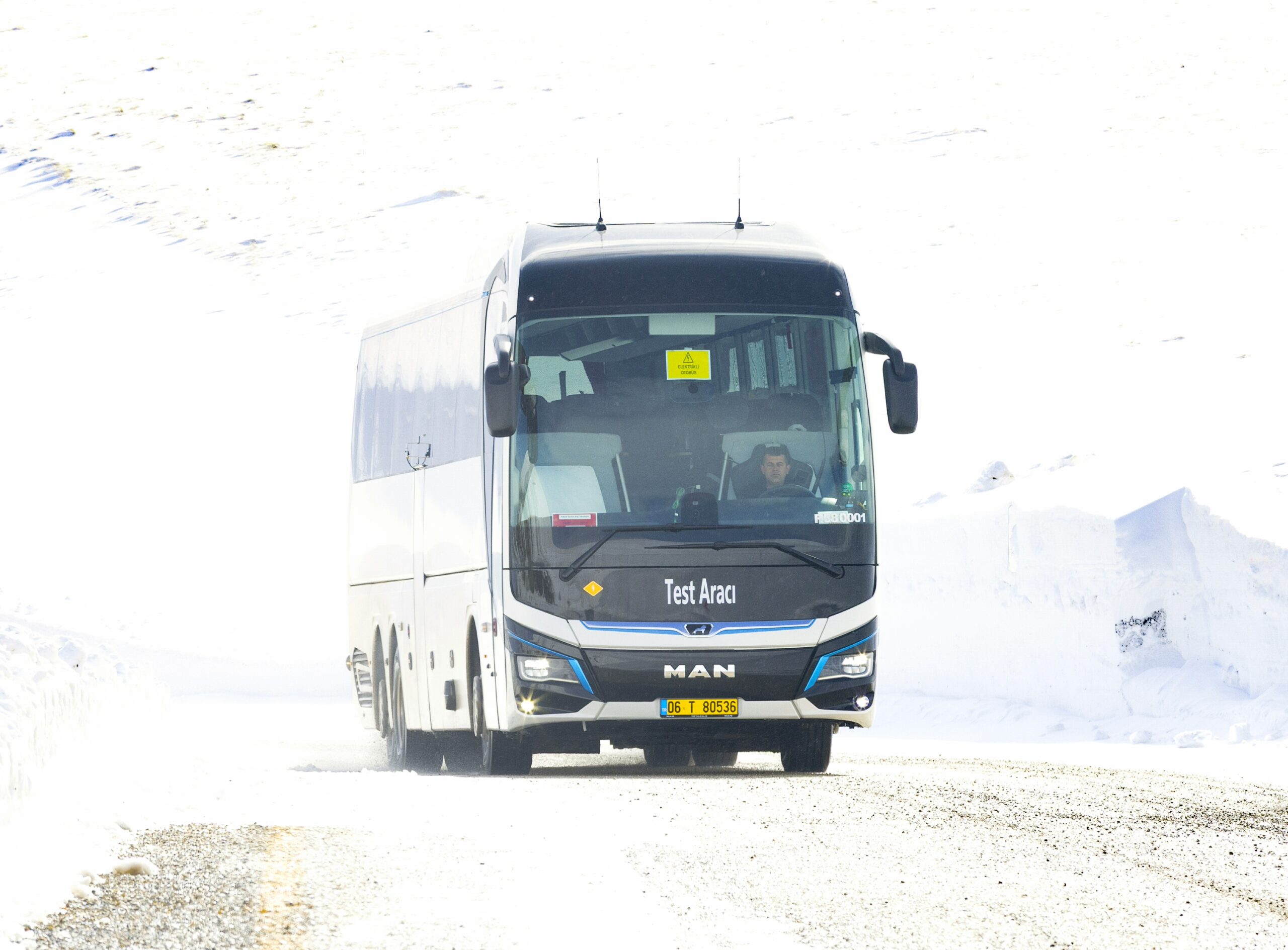 Újabb lépés a sorozatgyártás felé: lezárultak az elektromos MAN Lion’s Coach E téli tesztjei 21 p man ecoach winter test9 scaled