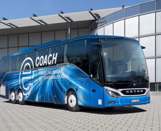 Elektromos távolsági buszon dolgozik a Daimler Buses – elkészült az eCoach prototípus