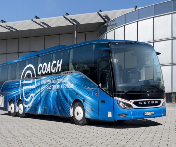 Elektromos távolsági buszon dolgozik a Daimler Buses – elkészült az eCoach prototípus