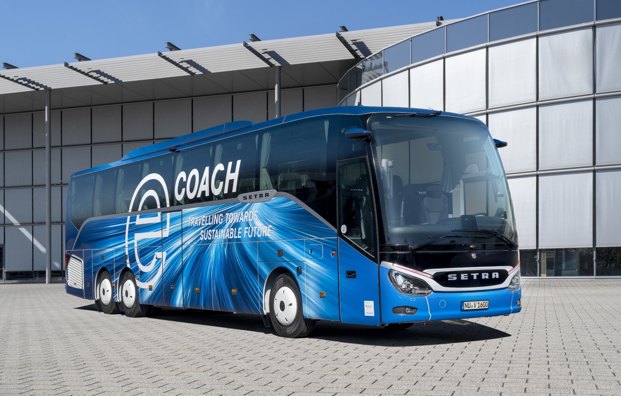 Elektromos távolsági buszon dolgozik a Daimler Buses – elkészült az eCoach prototípus