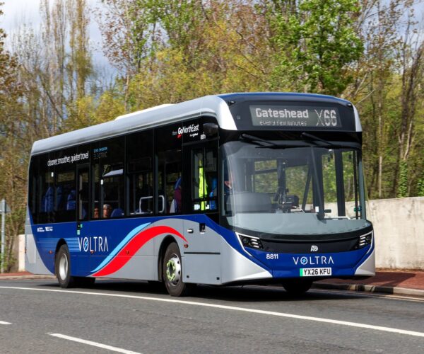 Utasforgalomba álltak az első újgenerációs Alexander Dennis Enviro200EV villanybuszok