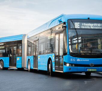 Budapesten is eljött a csuklós villanybuszok kora: forgalomban az ArrivaBus első BYD eBus B19-esei