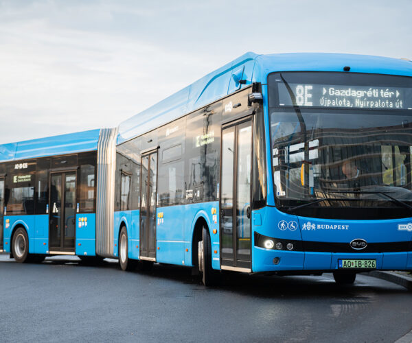 Budapesten is eljött a csuklós villanybuszok kora: forgalomban az ArrivaBus első BYD eBus B19-esei