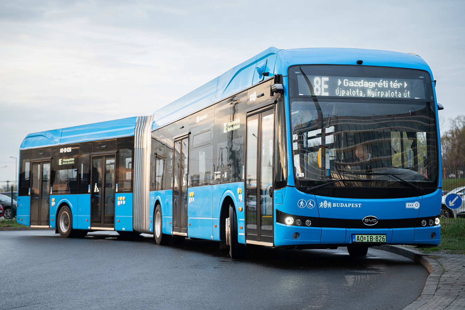 Budapesten is eljött a csuklós villanybuszok kora: forgalomban az ArrivaBus első BYD eBus B19-esei