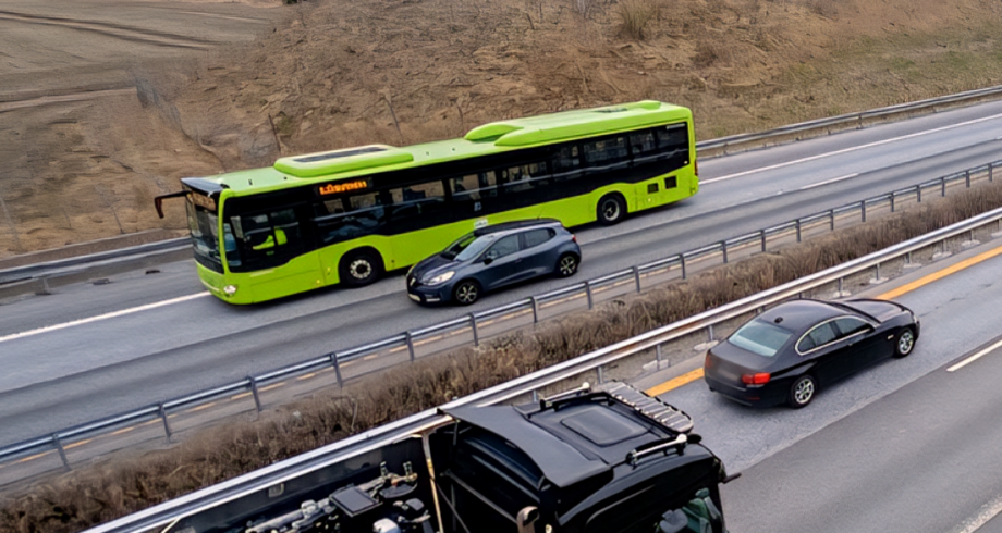 Svédországban kapcsoltak le egy Norvégiából elkötött buszt – a járművet egy 14 éves fiú vezette
