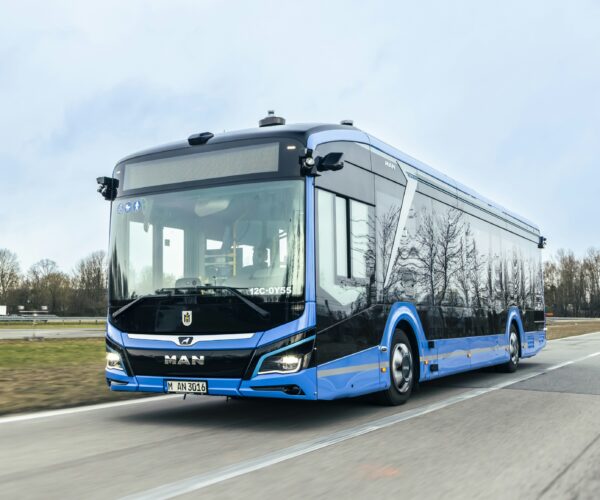 SAE 4-es önvezető rendszerrel szerelt villanybuszt tesztel az MAN Münchenben