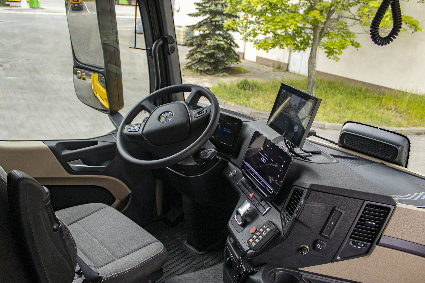 Nem mindennapi járművel büszkélkedik az MPK Poznań: új Mercedes-Benz Arocs műszaki mentő állt szolgálatba 7 Kabina kierowcy holownika Mercedes