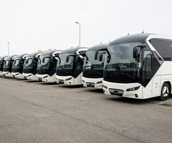 Tizenöt új Neoplan Tourlinerrel bővítette állományát az Infinitours-busz.hu