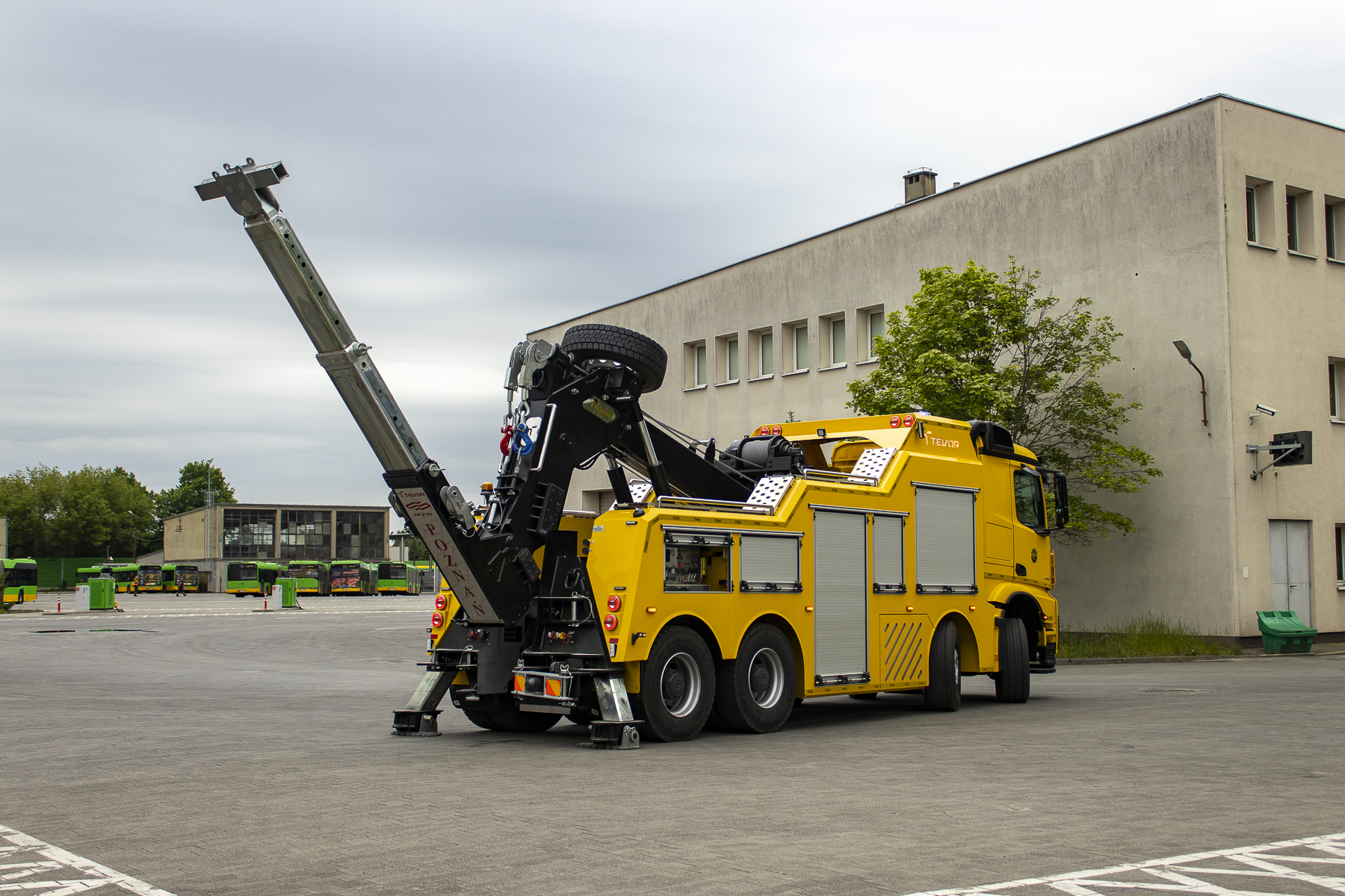Nem mindennapi járművel büszkélkedik az MPK Poznań: új Mercedes-Benz Arocs műszaki mentő állt szolgálatba 3 Rozlozony holownik autobusowy Mercedes
