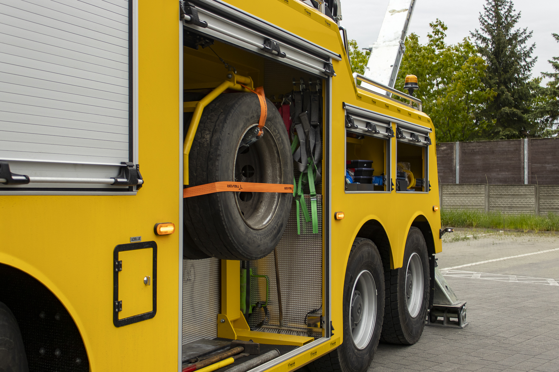 Nem mindennapi járművel büszkélkedik az MPK Poznań: új Mercedes-Benz Arocs műszaki mentő állt szolgálatba 5 Wyposazenie holownika autobusowego Mercedes