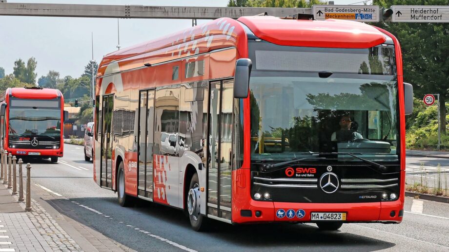die buskolonne auf dem weg vom 1