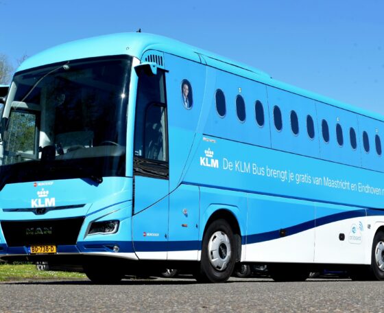 Új MAN turistabuszokra váltott a KLM „repülőablakos” holland shuttle-szolgáltatása