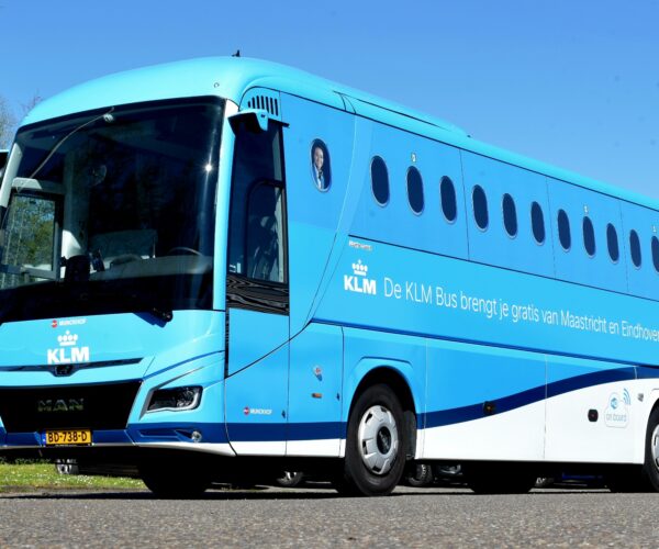 Új MAN turistabuszokra váltott a KLM „repülőablakos” holland shuttle-szolgáltatása