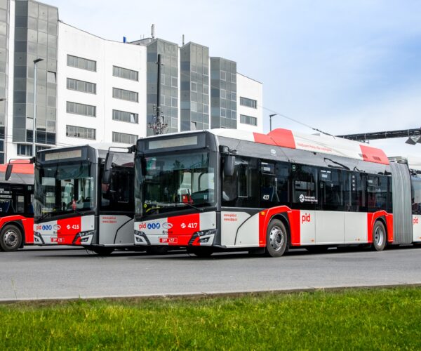 Régiós mintaprojekt: így lett a prágai 119-esből duplacsuklós trolibuszfolyosó