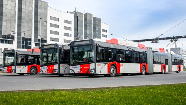 Régiós mintaprojekt: így lett a prágai 119-esből duplacsuklós trolibuszfolyosó