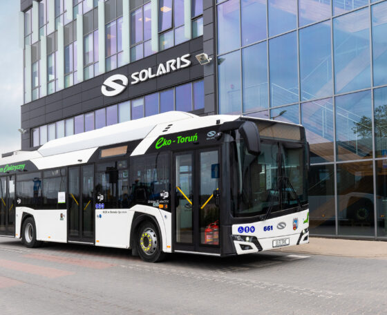 Negyven új Solaris villanybusszal bővítette flottáját a lengyelországi Toruń