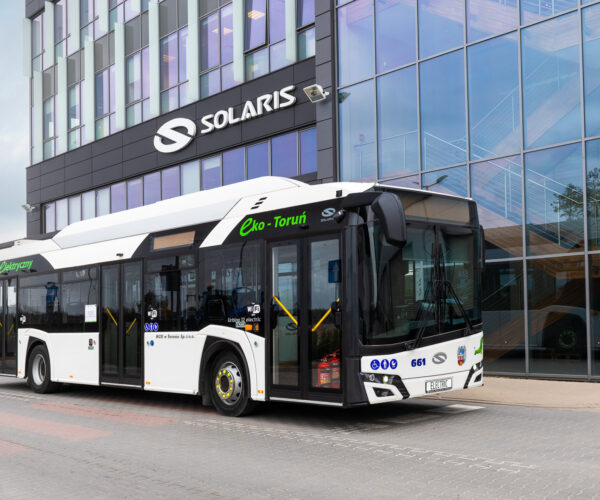 Negyven új Solaris villanybusszal bővítette flottáját a lengyelországi Toruń
