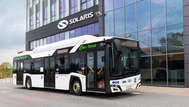 Negyven új Solaris villanybusszal bővítette flottáját a lengyelországi Toruń