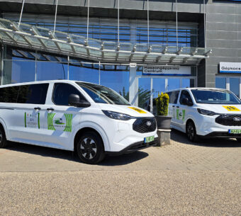 Megérkeztek a hazai tankerületi központok első elektromos Ford minibuszai