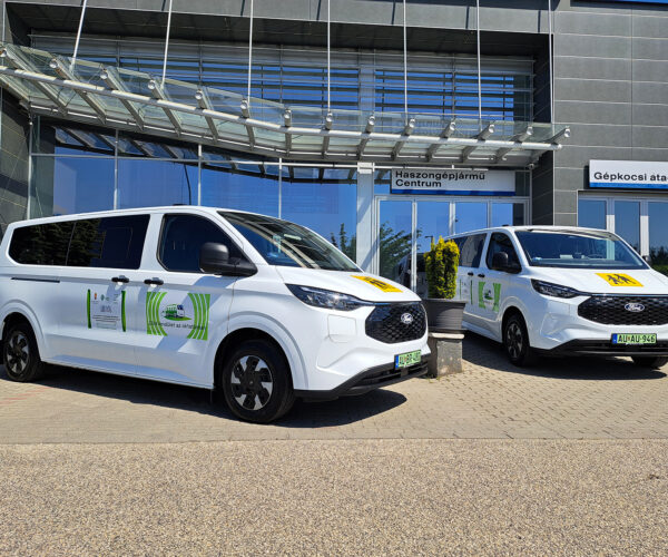 Megérkeztek a hazai tankerületi központok első elektromos Ford minibuszai