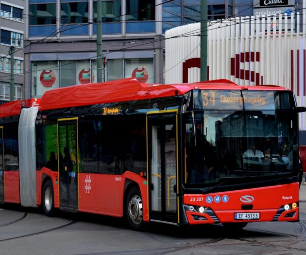 A villanybuszok tömege már az úthálózatot is próbára teszi Norvégiában