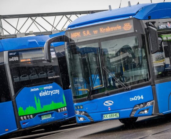 Tizenöt csuklós Solaris villanybusszal erősít Krakkó, már 158 e-busz közlekedik a városban