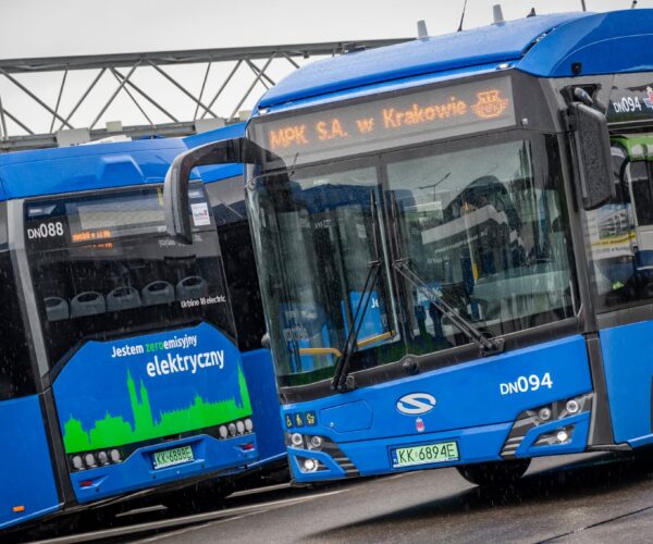 Tizenöt csuklós Solaris villanybusszal erősít Krakkó, már 158 e-busz közlekedik a városban
