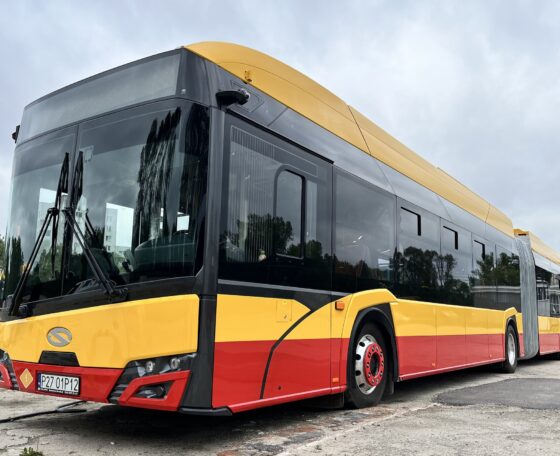 Félezer villanybusz felé tart Varsó: megérkezett az új Solaris-flotta első járműve