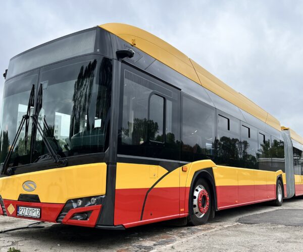 Félezer villanybusz felé tart Varsó: megérkezett az új Solaris-flotta első járműve