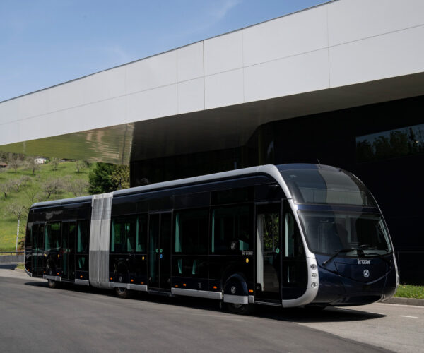 Párizsban mutatkozott be az Irizar megújult BRT-villanybusza